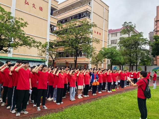 6月7日上午，2024年高考語文開考前，玉林市福綿高級中學(xué)學(xué)生整裝待發(fā)，聆聽領(lǐng)隊(duì)老師講話。（李紅梅）.jpg