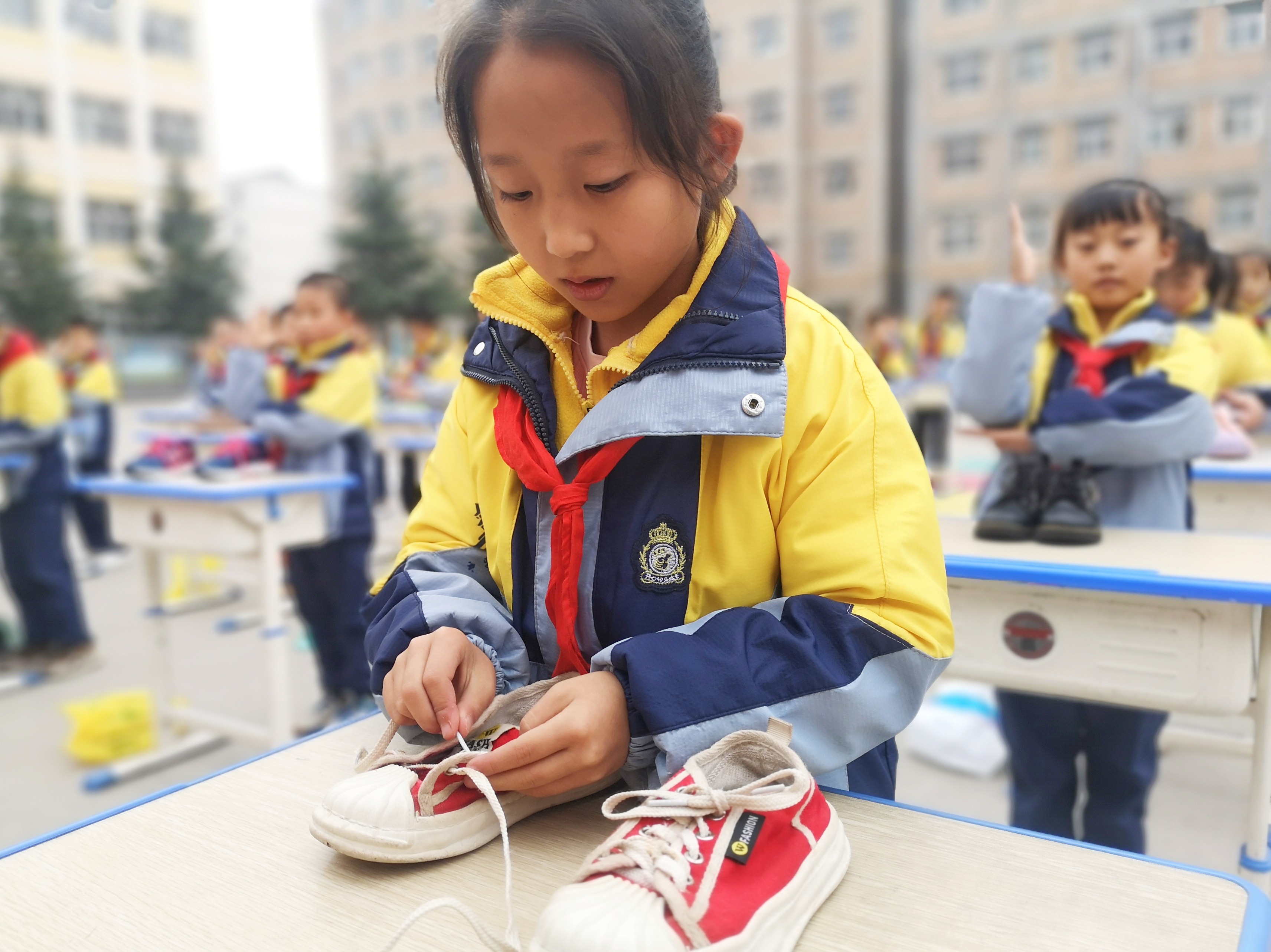 2022年11月8日，甘肅省華亭市實驗小學學生在勞動教育技能展示活動中比賽系鞋帶。.jpeg