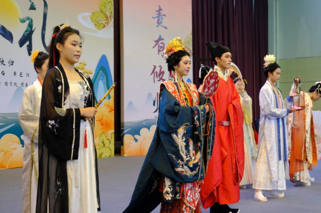 學(xué)生進(jìn)行宋服表演  展現(xiàn)宋韻風(fēng)華 張培堅(jiān)攝.jpg