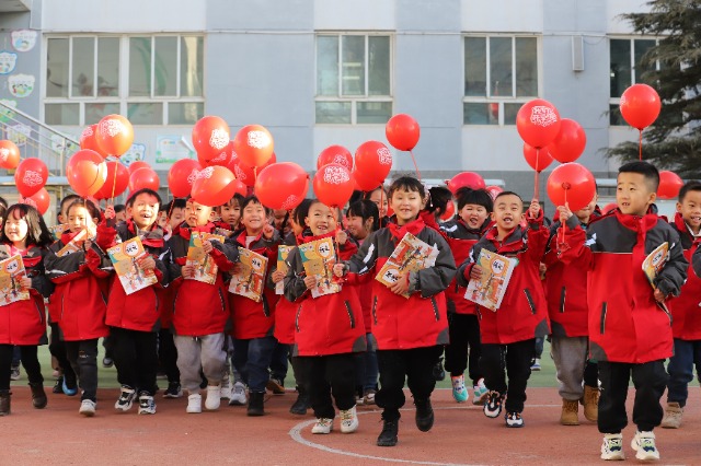 01——2月19日，甘肅省平涼市崆峒區(qū)西大街小學教育集團，學生們領取到新課本后在校園里高興地奔跑。.JPG