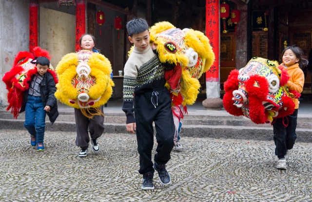 雄獅少年張鎮(zhèn)浩(中) 寧海縣教育局提供.jpg