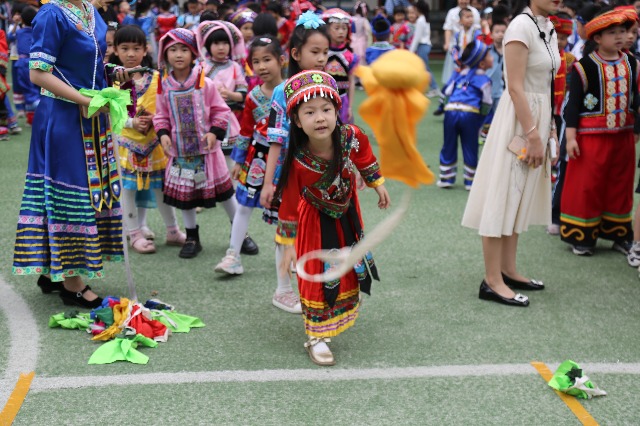 南寧市星湖小學(xué)一、二年級的學(xué)生開展了壯族競技項目“背簍繡球”.JPG