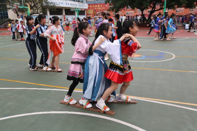 南寧市星湖小學(xué)的三、四年級學(xué)生開展了壯族競技項目“三人板鞋”.JPG