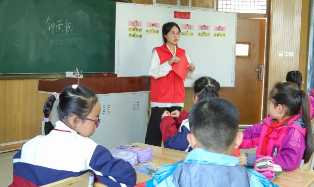 寧波衛(wèi)生職業(yè)技術(shù)學(xué)院“張人亞精神尋訪團”宣講團成員走進惠風(fēng)書院宣講 學(xué)校供圖.jpg