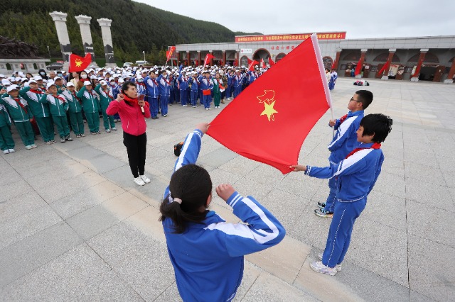 09——5月26日，甘肅省平涼市崆峒區(qū)西大街小學教育集團在六盤山紅軍長征紀念館舉行少先隊員入隊儀式。.JPG