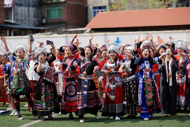 圖1：4月9日，在廣西柳州市融安縣實(shí)驗(yàn)小學(xué)校園，師生們?cè)谶M(jìn)行山歌對(duì)唱。（譚凱興 攝）.JPG